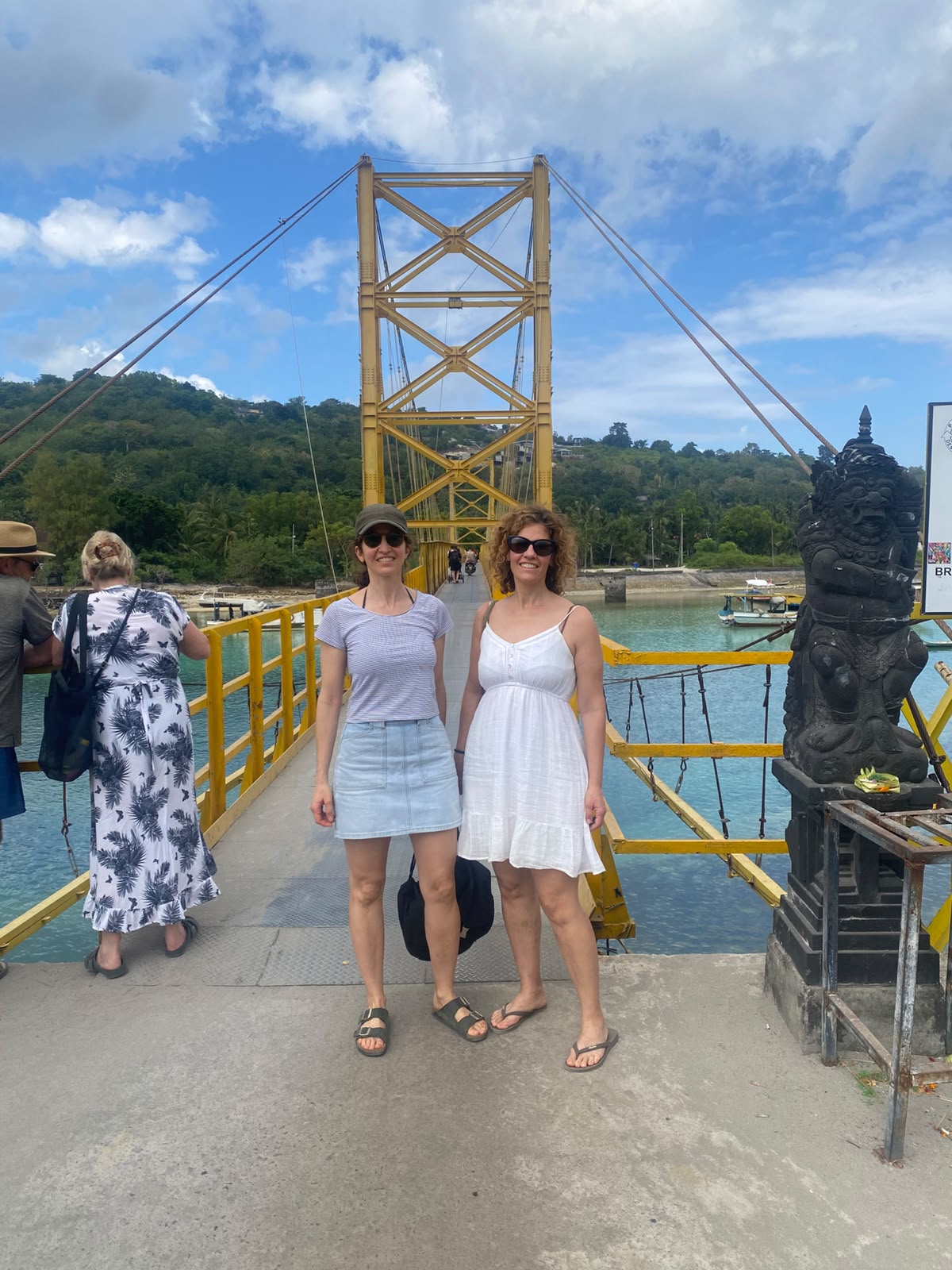 Dua wisatawan di Jembatan Kuning